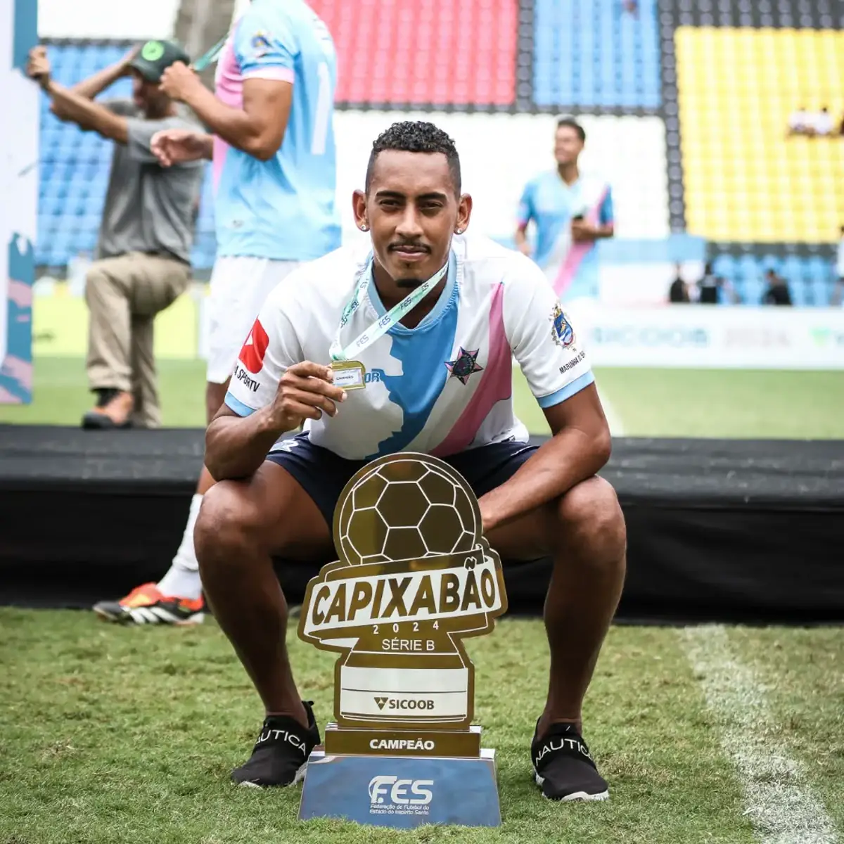 Iranildo com o troféu do Capixabão Série B 2024